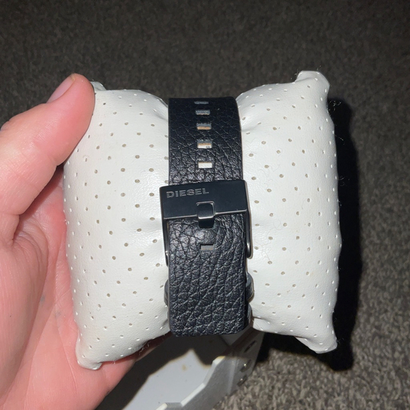 Diesel DZ-1632 Red Crystal Dial Black genuine leather strap in box - Picture 4 of 4